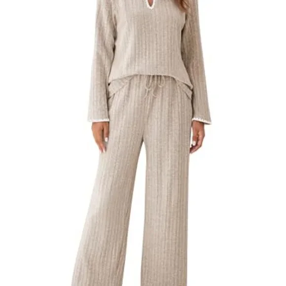 Women's Fleece Pajama Set with Pockets, Long Sleeve Lounge Wear - Picture 2 of 8